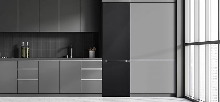 Moderná kuchyňa s chladničkou, ktorá plynule zapadá do okolitého nábytku a pripomína vstavaný model.