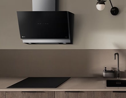 Toto je obrázok vstavanej indukčnej varnej dosky a odsávača pár nainštalovaného v kuchyni.