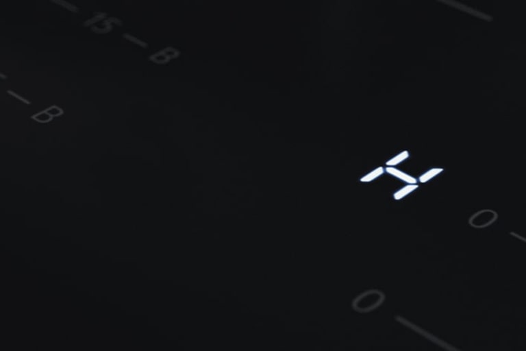Toto je obrázok zblízka na LED diódu „H“, čo je indikátor zvyškového tepla na indukčnej varnej doske.