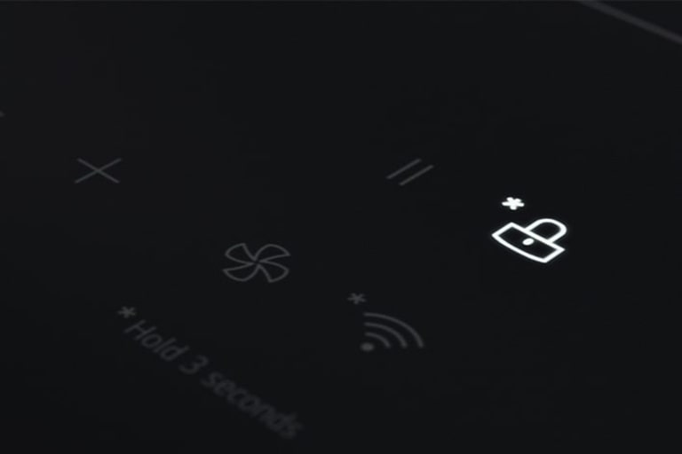 Toto je obrázok zblízka na LED diódu „Ikona zámka“, ktorú možno nastaviť tak, aby nedochádzalo k dotýkaniu sa indukčnej varnej dosky.