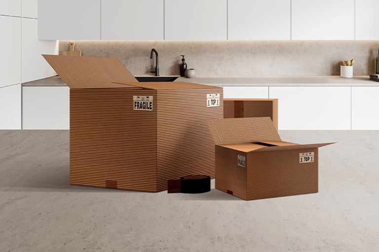 Toto je obrázok krabíc na kuchynskom stole.