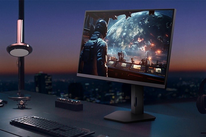 Predný a zadný pohľad na herný monitor UltraGear™ 27g610a, na ktorého obrazovke sa zobrazuje futuristická pretekárska scéna.	