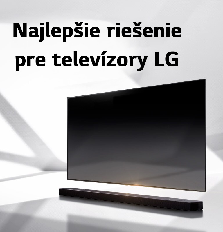 Soundbar a televízor sú položené na bielej podlahe a hneď za nich zvonku dopadá tieň.