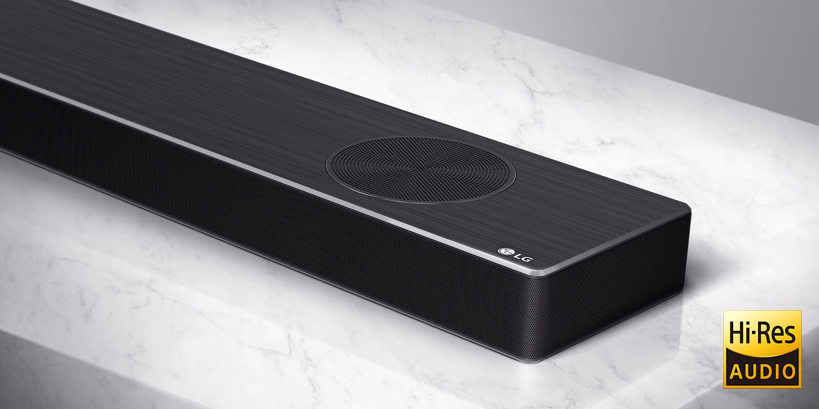 Detailný pohľad na pravú stranu Sound Baru LG s logom LG v pravom dolnom rohu produktu.