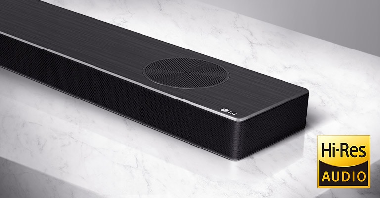 Detailný pohľad na pravú stranu Sound Baru LG s logom LG v pravom dolnom rohu produktu.