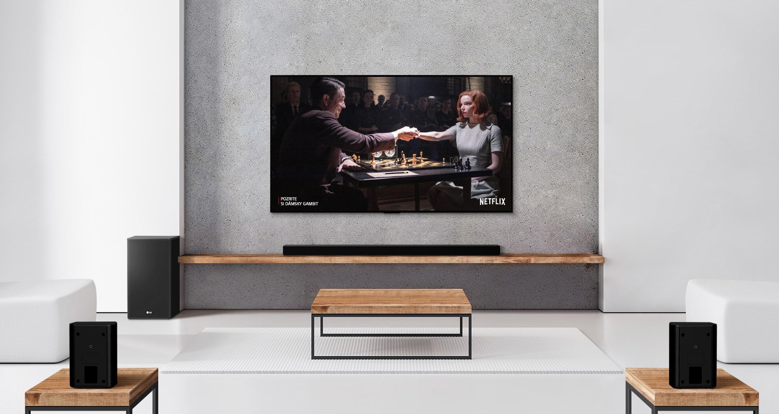Konfigurácia s 2 zadnými reproduktormi, subwooferom, zvukovým panelom a televízorom v bielej obývačke.  Na televíznej obrazovke je žena hrajúca šach s mužom.