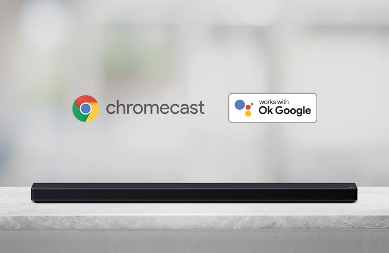 Na sivej polici je položený zvukový panel. Zľava doprava sú zobrazené logá platforiem AI v poradí: Chromecast a OK Google.