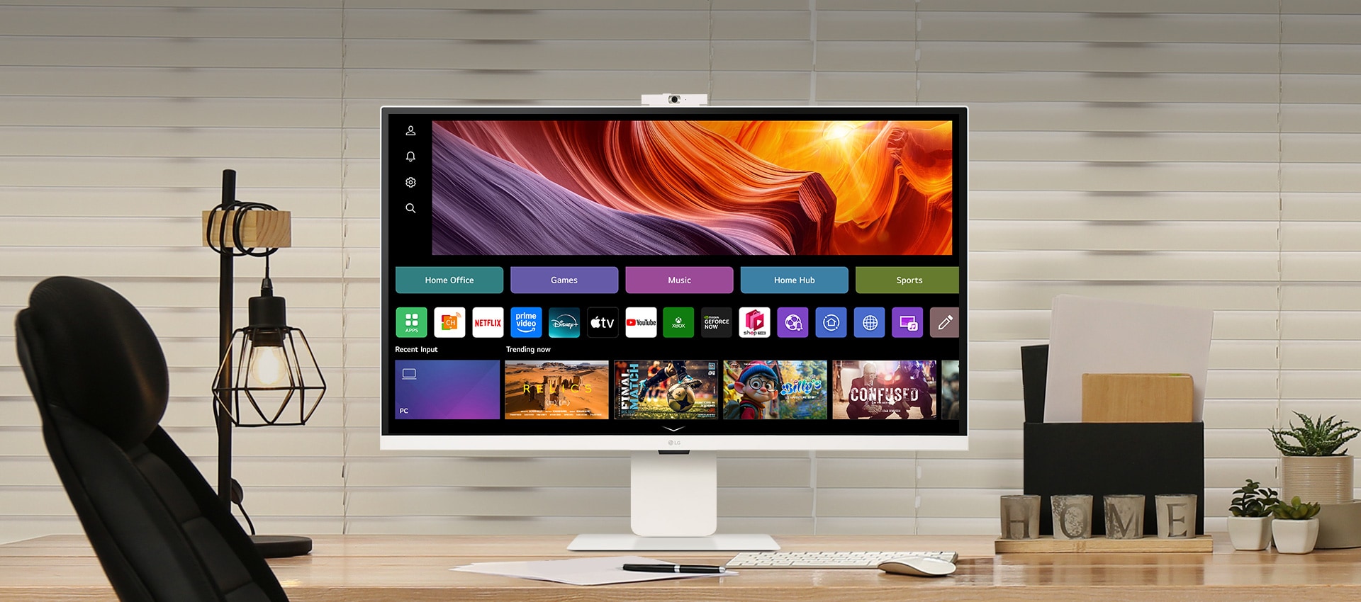 Tento obrázok znázorňuje LG Smart Monitor na stole, ktorý slúži na prácu a hranie.