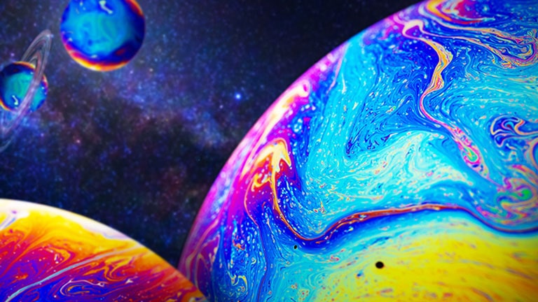 Displej HDR™ TRUE BLACK 400/DCI-P3 98,5 %.	