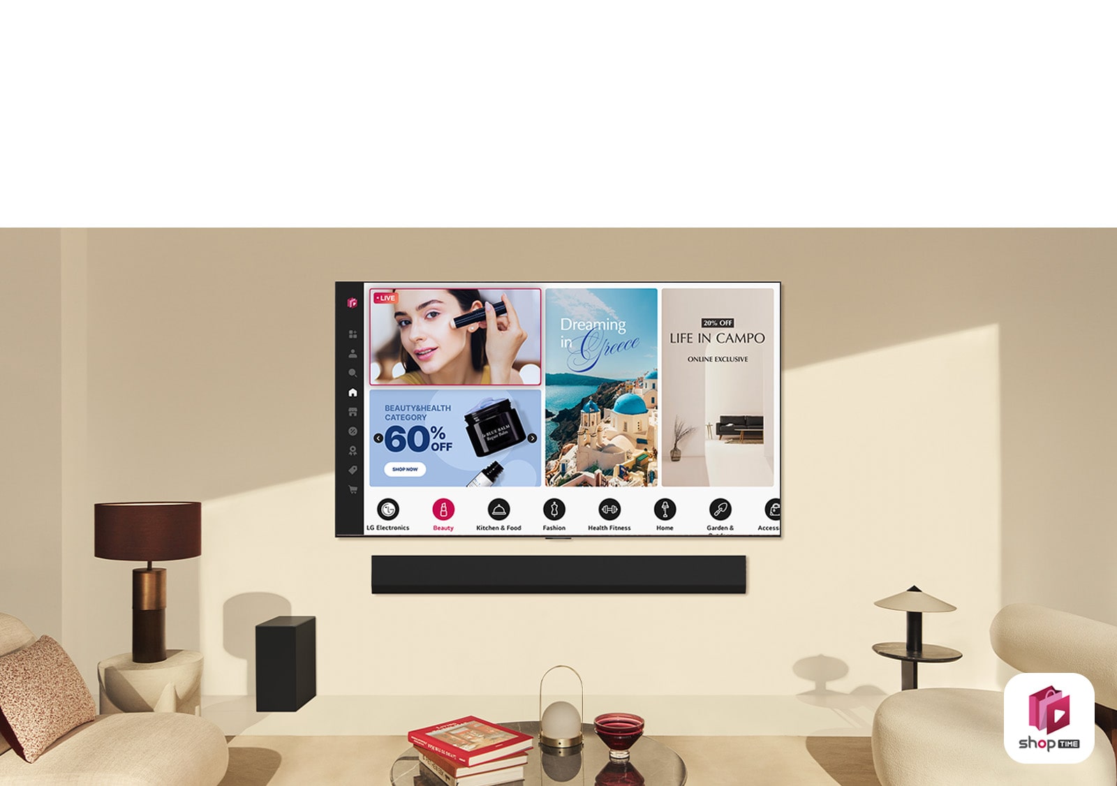 Manželský pár si pozerá domáce nákupné kanály na veľkom nástennom televízore LG v modernej obývacej miestnosti.