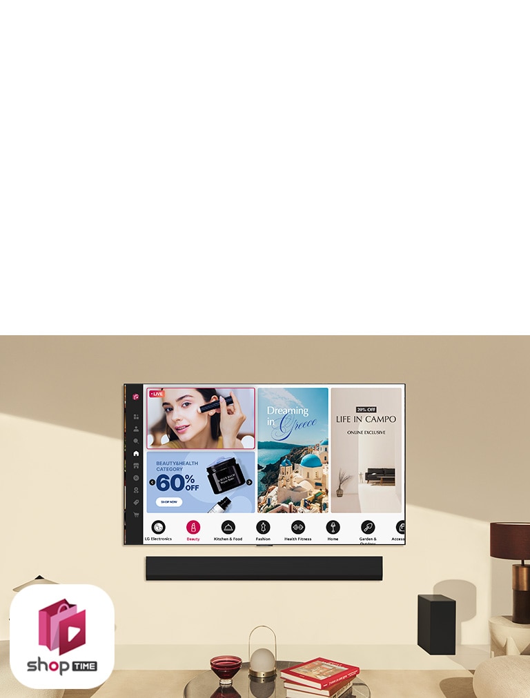 Manželský pár si pozerá domáce nákupné kanály na veľkom nástennom televízore LG v modernej obývacej miestnosti.