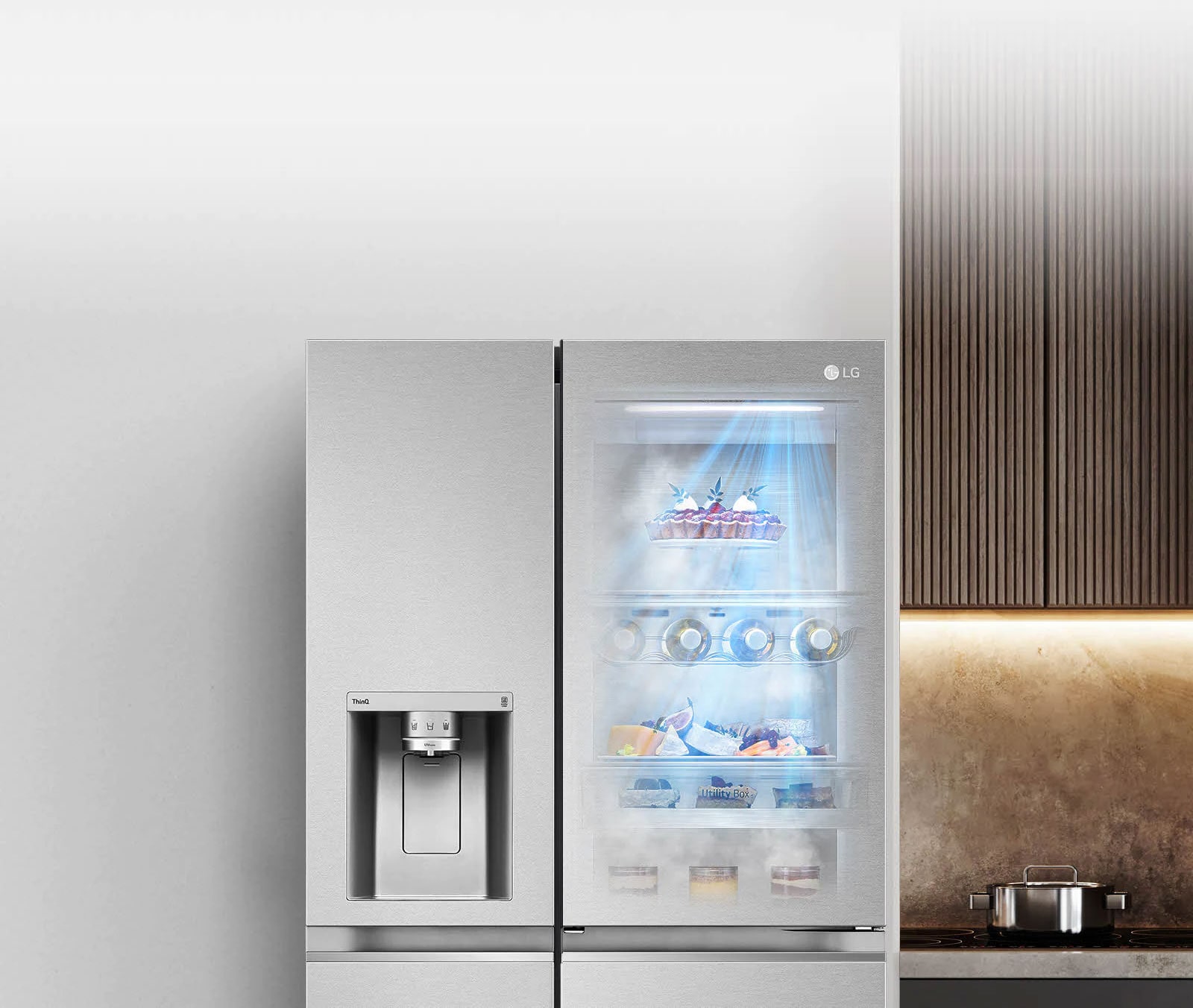 Pohľad spredu na čiernu chladničku s priehľadným otvorom InstaView a svetlom vnútri v chladničke. Obsah chladničky vidieť cez priehľadný otvor InstaView v dverách. Modré svetelné lúče funkcie DoorCooling vyžarujú nadol a prechádzajú cez obsah chladničky. 