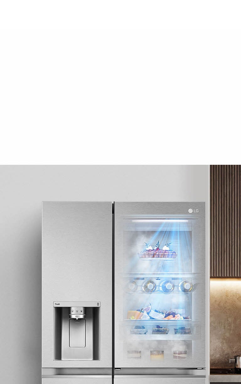 Pohľad spredu na čiernu chladničku s priehľadným otvorom InstaView a svetlom vnútri v chladničke. Obsah chladničky vidieť cez priehľadný otvor InstaView v dverách. Modré svetelné lúče funkcie DoorCooling vyžarujú nadol a prechádzajú cez obsah chladničky. 