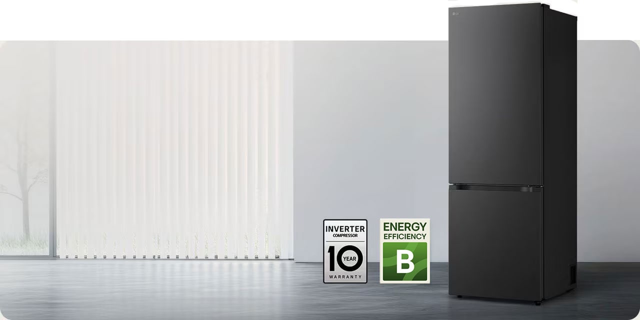 Matná čierna chladnička so spodnou mrazničkou LG (GBBW726AEV), pohľad spredu v svetlej miestnosti s vertikálnymi žalúziami s ikonami 10-ročnej záruky na kompresor a energetickej účinnosti A dole