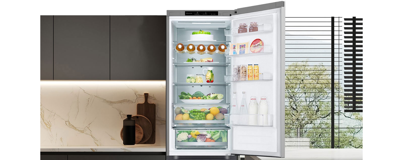 Chladnička plná čerstvých potravín s otvorenými dverami, so stojanom na víno a sklopnou policou.