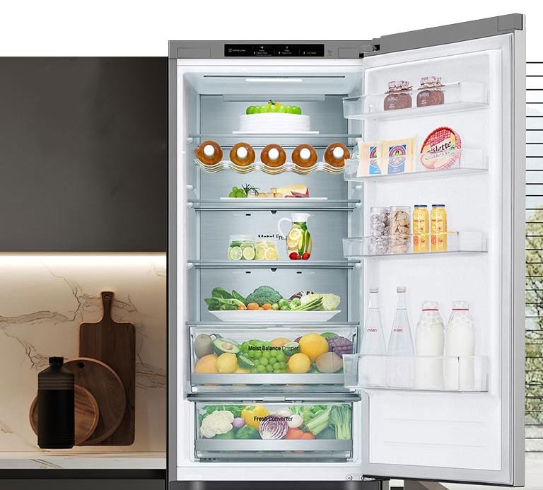 Chladnička plná čerstvých potravín s otvorenými dverami, so stojanom na víno a sklopnou policou.