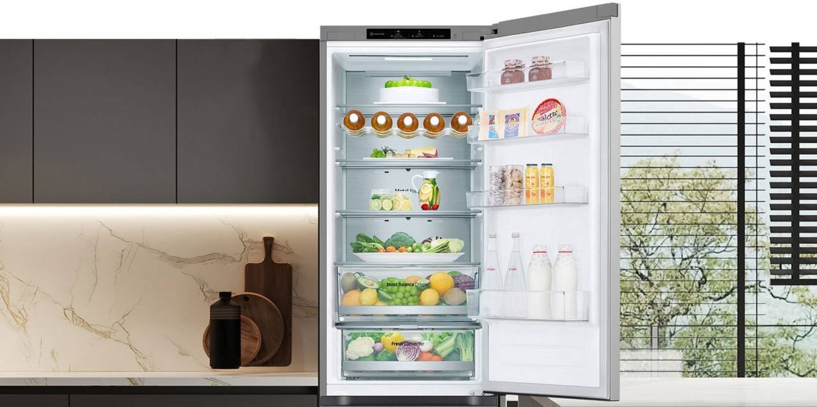 Chladnička plná čerstvých potravín s otvorenými dverami, so stojanom na víno a sklopnou policou.