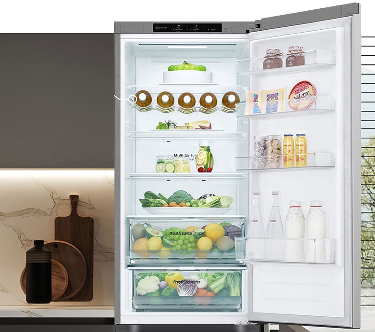 Chladnička plná čerstvých potravín s otvorenými dverami, so stojanom na víno a sklopnou policou.