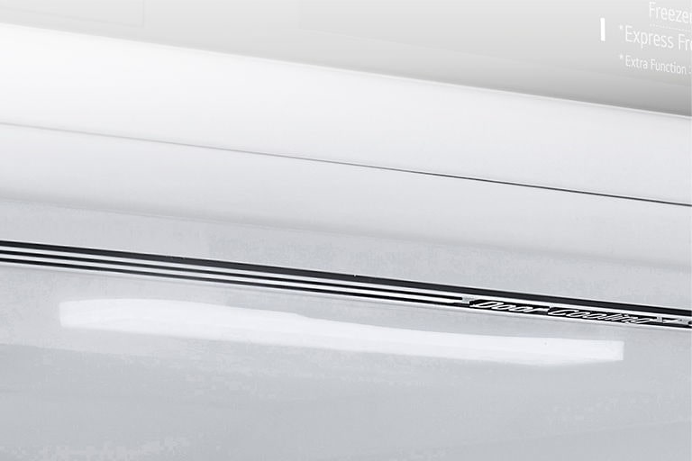 Detailný záber na zapustenú rukoväť s elegantným a minimalistickým designom.