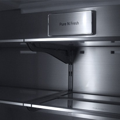 Zarovnané kovové mriežky ventilátora na zadnej stene.