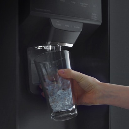 Do štýlového zásobníka sa zmestí každá veľkosť fľaše.