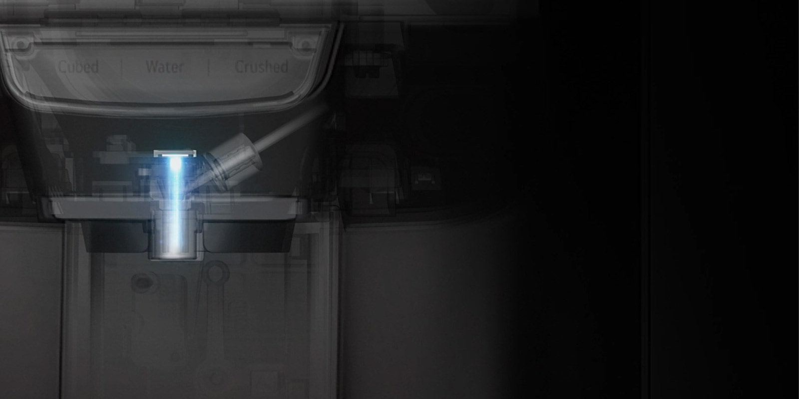 Kamera priblíži záber, aby bolo cez exteriér chladničky vidieť zásobník vody vo dverách. V zásobníku sa rozsvieti UV svetlo tesne pred vytečením vody.