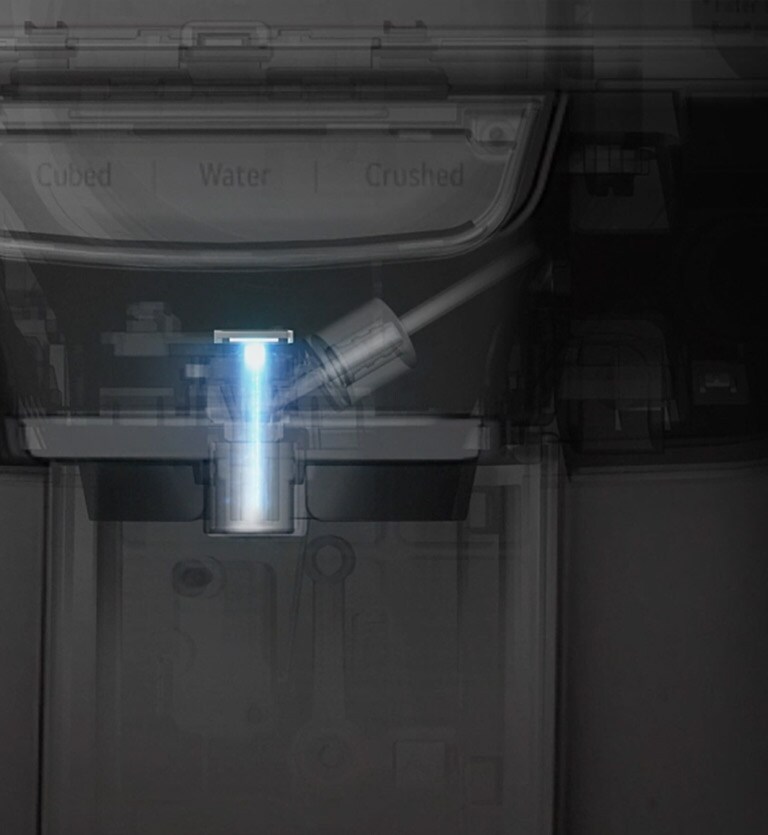 Kamera priblíži záber, aby bolo cez exteriér chladničky vidieť zásobník vody vo dverách. V zásobníku sa rozsvieti UV svetlo tesne pred vytečením vody.