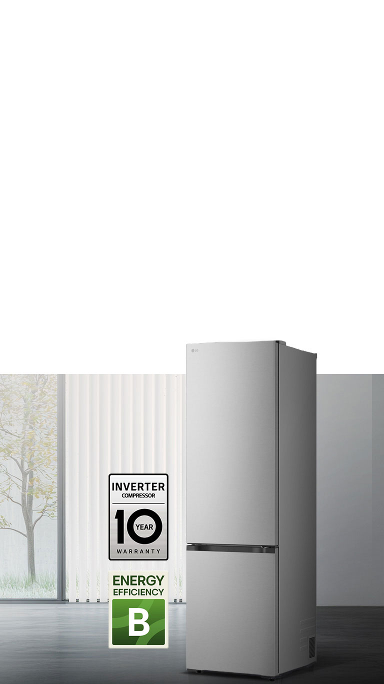 Matná čierna chladnička so spodnou mrazničkou LG (GBBW726CPY), pohľad spredu v svetlej miestnosti s vertikálnymi žalúziami s ikonami 10-ročnej záruky na kompresor a energetickej účinnosti A dole