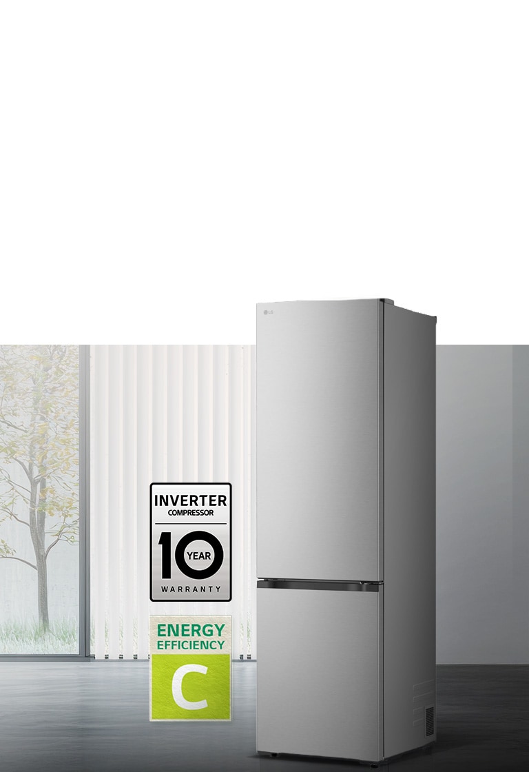Matná čierna chladnička so spodnou mrazničkou LG (GBBW726CPY), pohľad spredu v svetlej miestnosti s vertikálnymi žalúziami s ikonami 10-ročnej záruky na kompresor a energetickej účinnosti A dole