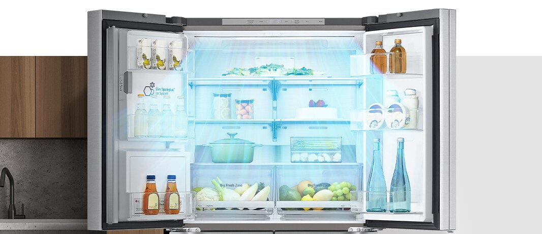 Otvorená chladnička s potravinami vo vnútri, dole na obrázku sú na oboch stranách a celkovo zobrazené modré šípky, ktoré znamenajú chlad.