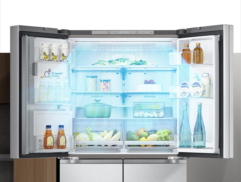 Otvorená chladnička s potravinami vo vnútri, dole na obrázku sú na oboch stranách a celkovo zobrazené modré šípky, ktoré znamenajú chlad.