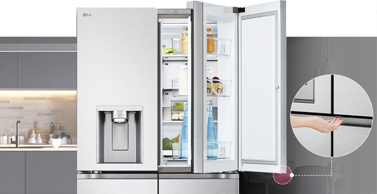 Čelný pohľad na chladničku. Dvere vo dverách chladničky sú otvorené. K dispozícii je malá obrazovka, ktorá vysvetľuje, kde je skryté tlačidlo na otvorenie dverí.