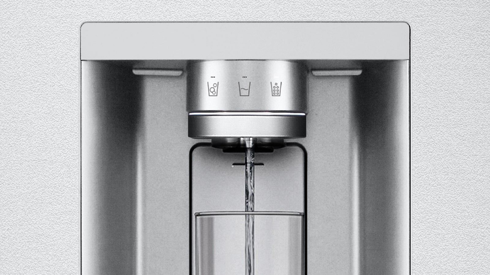 Záber sa približuje na dávkovač vody. Vonkajšia strana chladničky sa spriehľadní a teraz je vidieť vnútro dvierok a mechanické časti trysky dávkovača. Video sa ďalej približuje, aby sa zobrazili kvapôčky vody, prepadajúca UVnano časťou trysky, ktorá redukuje baktérie. Pohľad sa oddiali, aby bolo možné znovu vidieť vonkajšiu časť chladničky, pričom sa voda nalieva do pohára.