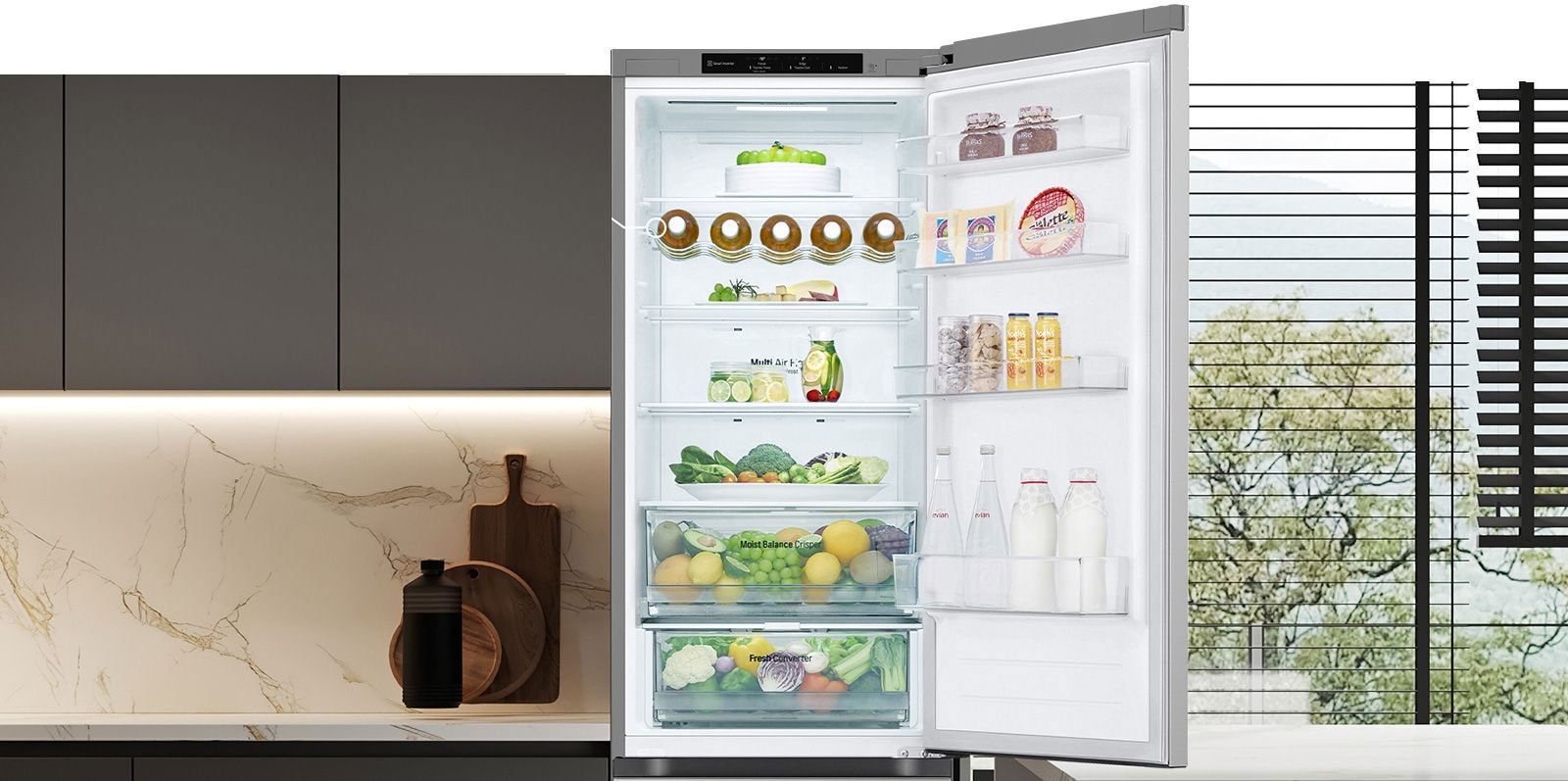 Chladnička plná čerstvých potravín s otvorenými dverami, so stojanom na víno a sklopnou policou.