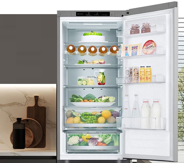 Chladnička plná čerstvých potravín s otvorenými dverami, so stojanom na víno a sklopnou policou.