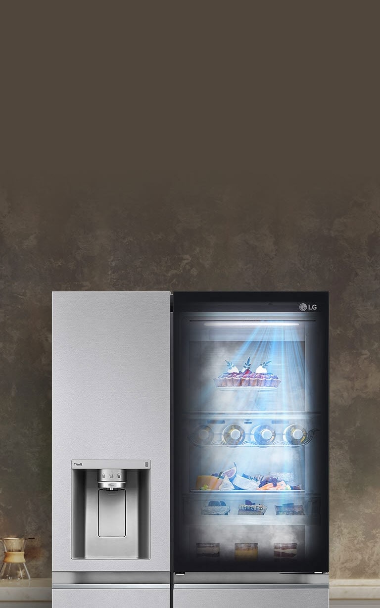 Pohľad spredu na čiernu chladničku s priehľadným otvorom InstaView a svetlom vnútri v chladničke. Obsah chladničky vidieť cez priehľadný otvor InstaView v dverách. Modré svetelné lúče funkcie DoorCooling vyžarujú nadol a prechádzajú cez obsah chladničky. 