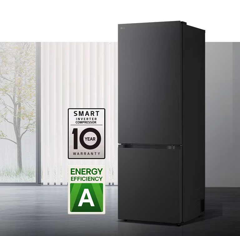 Matná čierna chladnička so spodnou mrazničkou LG (GBBW726AEV), pohľad spredu v svetlej miestnosti s vertikálnymi žalúziami s ikonami 10-ročnej záruky na kompresor a energetickej účinnosti A dole