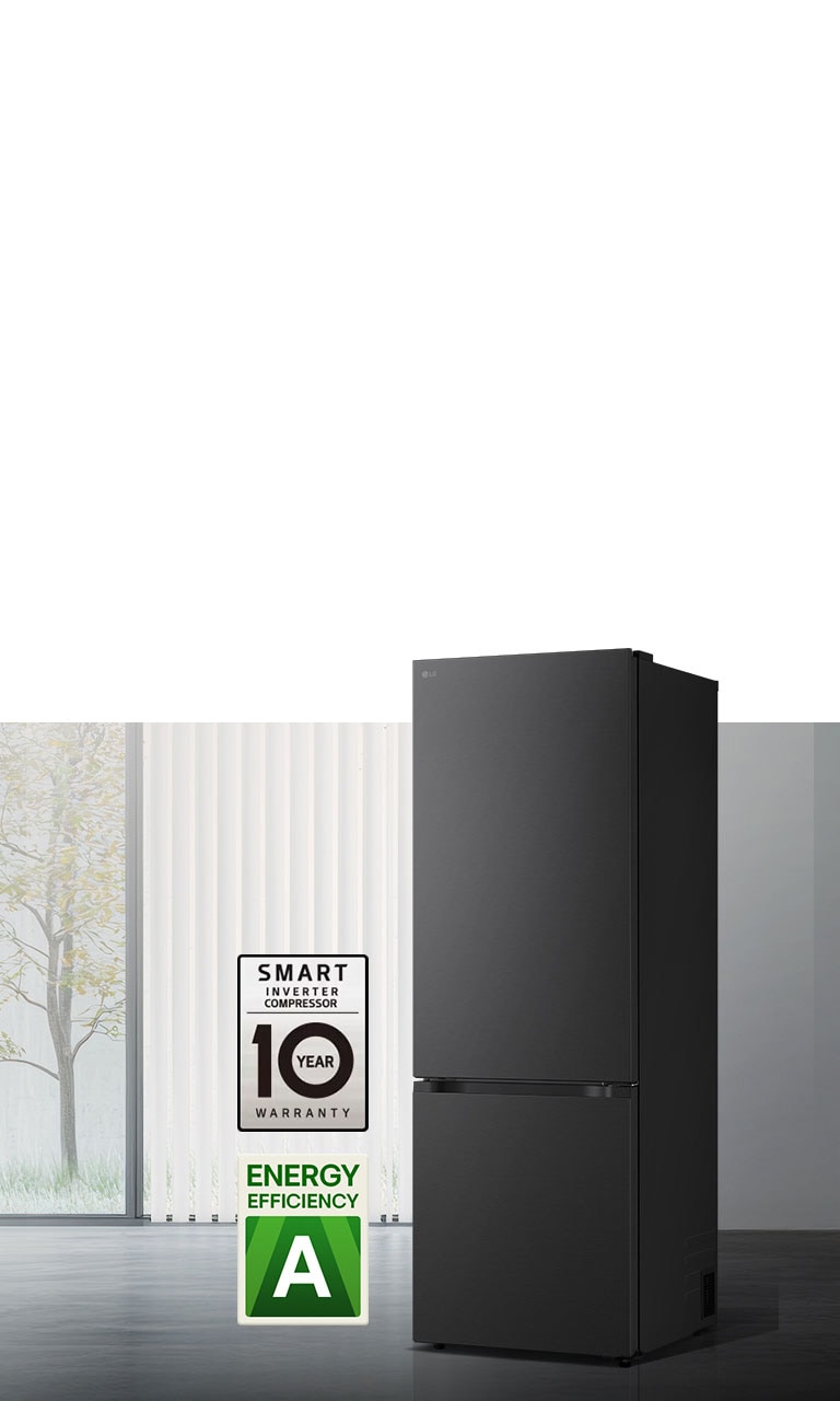 Matná čierna chladnička so spodnou mrazničkou LG (GBBW726AEV), pohľad spredu v svetlej miestnosti s vertikálnymi žalúziami s ikonami 10-ročnej záruky na kompresor a energetickej účinnosti A dole