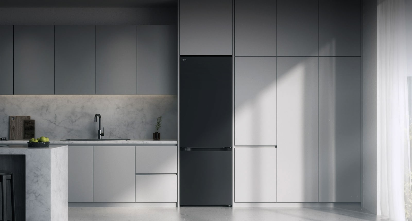 Matná čierna chladnička so spodnou mrazničkou LG (GBBW726AEV) vstavaná v sivých skrinkách vedľa mramorovej pracovnej dosky s indukčnou varnou doskou a veľkým oknom vpravo