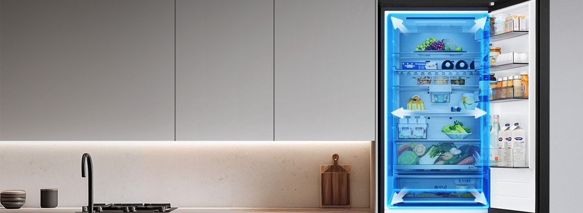 Úplne otvorená chladnička so spodnou mrazničkou LG (GBBW726AEV) s otvoreným horným priestorom chladničky, kde sú zobrazené potraviny v zásuvkách s modrými prvkami prekrytia a šípkami, ktoré zdôrazňujú priestrannosť vnútorného priestoru