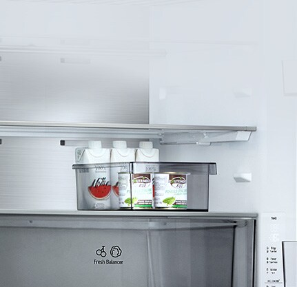 Chladnička so spodnou mrazničkou LG (GBBW726AEV), vnútorný priestor s presúvateľnou nádobou s balíkmi džúsu a nádoba umiestnená nad zásuvkou Fresh Balancer