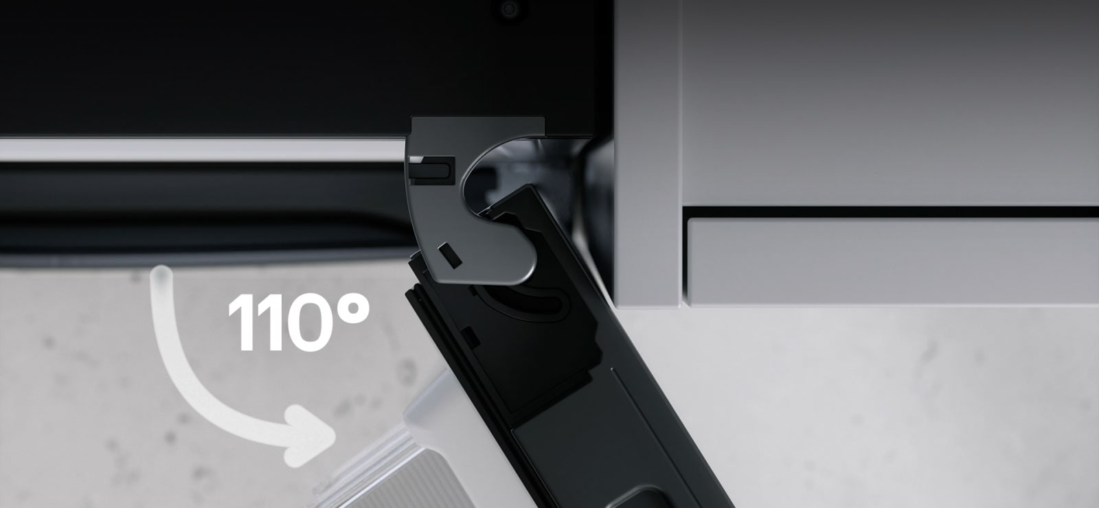 Chladnička s mrazničkou LG (GBBW726AEV) s pravými dverami otvorenými na 110 stupňov. V hornej časti vidieť zakrivený pánt tesne zarovnaný so susediacou stenou sivej skrinky.