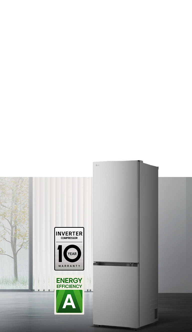 Matná čierna chladnička so spodnou mrazničkou LG (GBBW726CPY), pohľad spredu v svetlej miestnosti s vertikálnymi žalúziami s ikonami 10-ročnej záruky na kompresor a energetickej účinnosti A dole