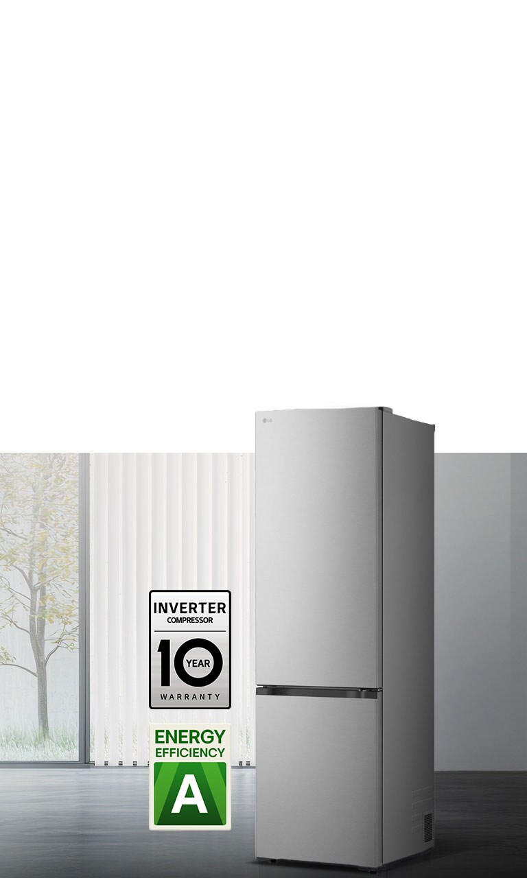 Matná čierna chladnička so spodnou mrazničkou LG (GBBW726CPY), pohľad spredu v svetlej miestnosti s vertikálnymi žalúziami s ikonami 10-ročnej záruky na kompresor a energetickej účinnosti A dole