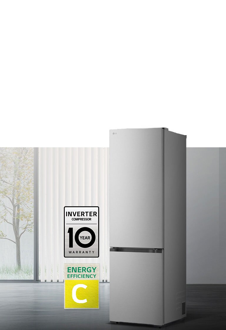 Matná čierna chladnička so spodnou mrazničkou LG (GBBW726CPY), pohľad spredu v svetlej miestnosti s vertikálnymi žalúziami s ikonami 10-ročnej záruky na kompresor a energetickej účinnosti A dole