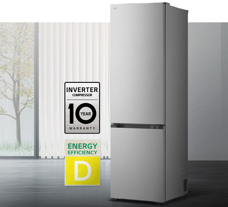 Matná čierna chladnička so spodnou mrazničkou LG (GBBW726CPY), pohľad spredu v svetlej miestnosti s vertikálnymi žalúziami s ikonami 10-ročnej záruky na kompresor a energetickej účinnosti A dole