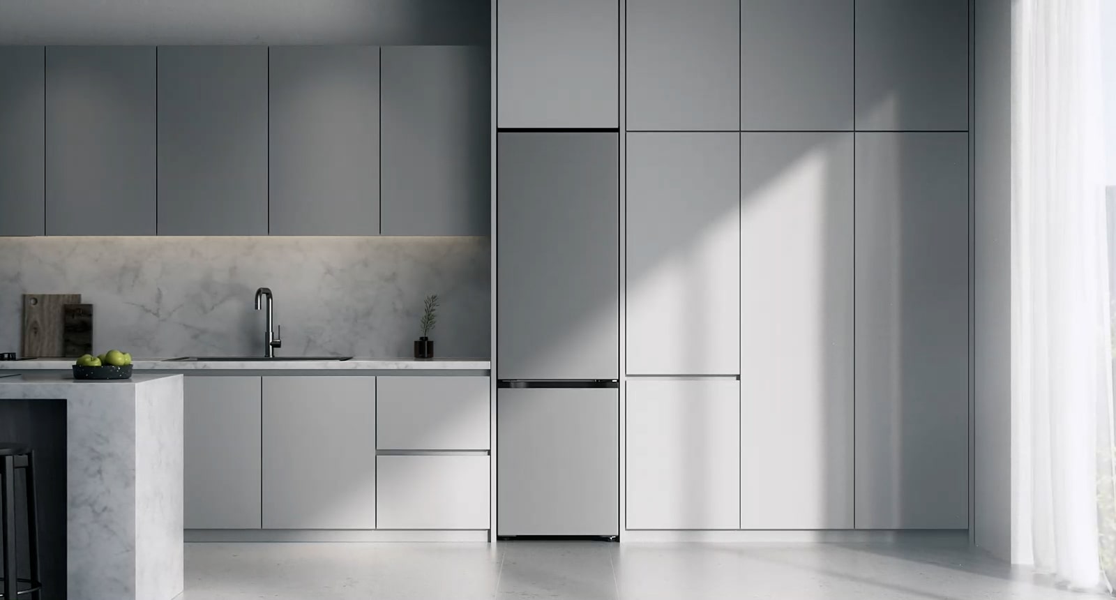 Chladnička vo farbe Prime Silver so spodnou mrazničkou LG (GBBW726CPY) vstavaná v sivých skrinkách vedľa mramorovej pracovnej dosky s indukčnou varnou doskou a veľkým oknom vpravo