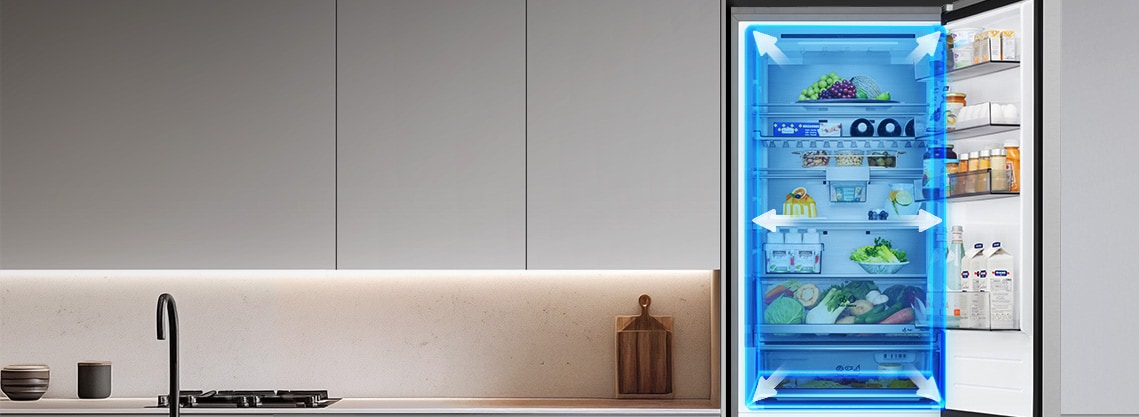 Úplne otvorená chladnička so spodnou mrazničkou LG (GBBW726CPY) s otvoreným horným priestorom chladničky, kde sú zobrazené potraviny v zásuvkách s modrými prvkami prekrytia a šípkami, ktoré zdôrazňujú priestrannosť vnútorného priestoru
