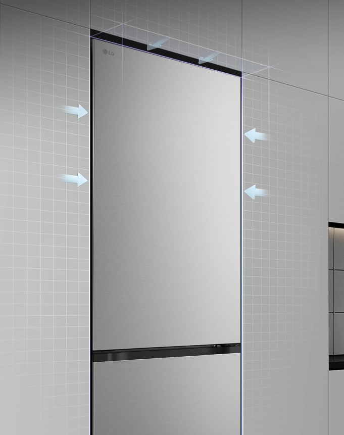 Chladnička so spodnou mrazničkou LG (GBBW726CPY) nainštalovaná v rovine vo vysokých sivých skrinkách s modrými šípkami, ktoré ukazujú na hornú stranu a predné povrchy