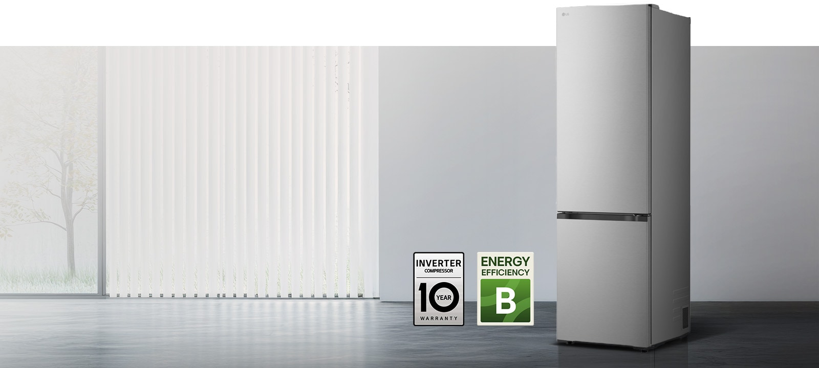 Matná čierna chladnička so spodnou mrazničkou LG (GBBW726CPY), pohľad spredu v svetlej miestnosti s vertikálnymi žalúziami s ikonami 10-ročnej záruky na kompresor a energetickej účinnosti A dole